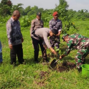 *Sinergitas Polres Probolinggo Bersama TNI Lestarikan Lingkungan Tanam Pohon di Gunung Bentar*