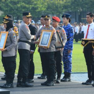 *Kapolda Jatim Beri Penghargaan untuk 366 Anggota dan Masyarakat Berprestasi*