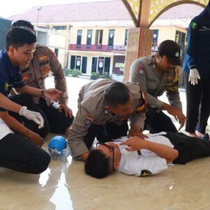 *Polres Pelabuhan Tanjungperak Bekali Bhabinkamtibmas dengan Pelatihan PPGD*