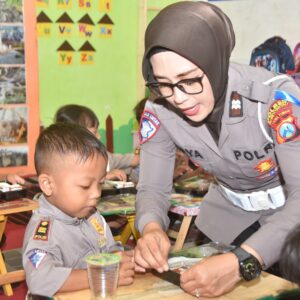 *Laksanakan Program MBG Polres Bondowoso Dukung Wujudkan Generasi Sehat Berprestasi*