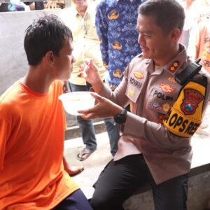 *Polisi Peduli, Kapolres Gresik Lepas Rantai ODGJ dan Bantu Pengobatan*