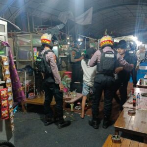*Patroli Perintis Presisi Polres Pelabuhan Tanjungperak Mitigasi Kamtibmas Jelang Ramadhan, 10 Pemuda Pesta Miras Diamankan*
