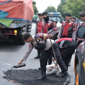 *Harkamtibmas, Polres Situbondo Patroli Sambil Tambal Jalan Berlubang*
