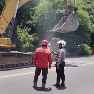 *Kapolres Probolinggo Datangi Lokasi Pastikan Penyebab Jatuhnya Batu Besar di Jalan Raya Paiton*