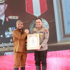 *Polda Jatim Terima Penghargaan ‘Hakaryo Guno Mamayu Bawono’ dari Pemkot Batu*