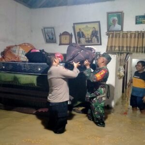 *Sinergitas Polisi dan TNI Evakuasi Warga Terdampak Banjir di Kota Mojokerto*