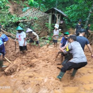 *Kompak, Polisi bersama TNI dan BPBD Tangani Longsor yang Menimpa Rumah Warga*