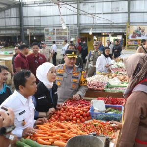 *Sidak Pasar Bersama Forkopimda, Kapolresta Malang Kota Ingatkan Tengkulak Agar Tidak Timbun Bahan Pokok*