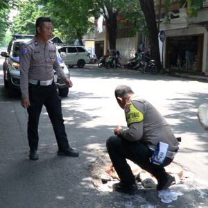 *Cegah Laka Lantas, Polisi Tambal Jalan Berlubang di Pasuruan yang Tak Kunjung Diperbaiki*   Radarposnusantara.id — Polres Jombang Polda Jatim, Satlantas Polres Pasuruan Polda Jatim tergerak untuk memperbaiki kondisi jalan raya Bangil yang sangat memperhatinkan.  Banyaknya lubang pada jalan raya itu mengakibatkan pemakai jalan sering terjatuh.  Kasat Lantas Polres Pasuruan, AKP Derie Fradesca mengatakan, sebagai upaya untuk meminimalisir kecelakaan lalu lintas (Laka Lantas) akibat jalan berlubang tersebut, pihaknya menambal dengan puing bangunan.   Namun demikian, kata AKP Derie Fradesca penambalan ini kekuatannya hanya untuk sementara agar pengguna jalan tidak terperosok.  Karena lanjut AKP Derie Fradesca apabila kena hujan dan banjir akan hilang terbawa air.  “Penambalan dengan puing bangunan hanya untuk sementara, minimal saat ini bisa menghindari laka lantas bagi pengguna jalan yang terperosok, ” ujar AKP Derie Fradesca, Minggu (02/3).  Ia juga berharap, mudah mudahan selanjutnya ada perbaikan dari dinas terkait.   “Sementara saat ini anggota Satlantas Polres Pasuruan menambal lubang yang di nilai sangat dalam dan sangat membahayakan pengendarara sepeda motor,” terang AKP Derie Fradesca.  Kasatlantas Polres Pasuruan ini mengatakan, petugas terus dikerahkan di sela-sela dinasnya untuk melakukan penambalan jalan yang berlubang dan membahayakan masyarakat.   “Agar dapat meminimalisir kejadian laka, juga sebagai ibadah dengan penyelamatan kecelakaan,”pungkasnya. (seco)