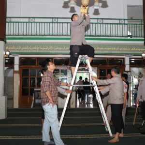 *Baksos Polri Presisi Polresta Malang Kota Bersama Mahasiswa Bersihkan Masjid Hingga Beri Bantuan Sembako*