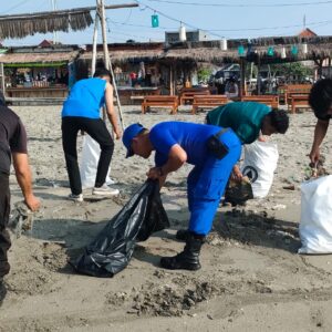 *Refleksi HSN Polisi dan Mahasiswa UIM Bersihkan Sampah di Dermaga Branta Pesisir Pamekasan*
