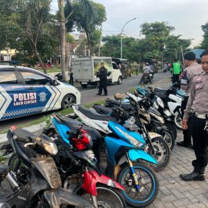 *Polres Tanjungperak Amankan Puluhan Motor Diduga Balap Liar di Akses Suramadu*
