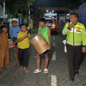 *Polres Pasuruan Dampingi Warga Patrol Sahur Cegah Tawuran*