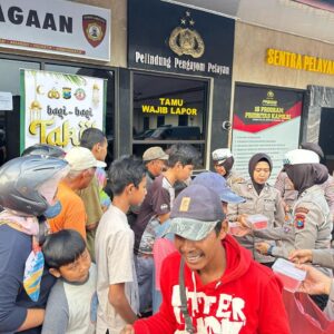 *Personel Polres Jombang Bagikan Takjil Kepada Pengendara dan Warga Sekitar*