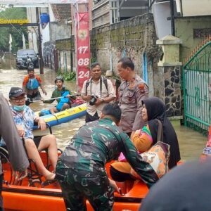 TNI-Polri Bantu Evakuasi Korban Banjir 1,5 Meter yang Mau Cuci Darah
