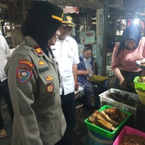 *Polres Pasuruan Jaga Stabilitas Harga Bahan Pokok Intensifkan Monitoring Pasar*
