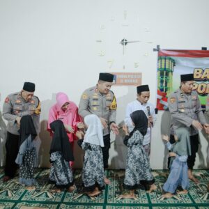 *Kapolres Jombang bersama Ketua Bhayangkari Gelar Baksos di Pesantren*