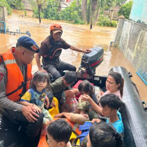 Tim SAR Korbrimob Polri Gerak Cepat Evakuasi Korban Banjir di Jakarta Timur