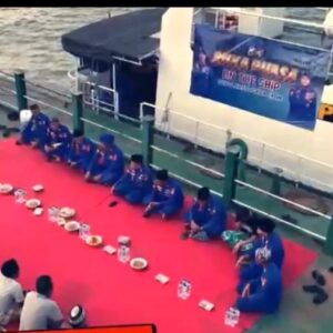 *Momen Ditpolairud Polda Jatim Buka Puasa dan Tarawih Bareng ABK di Tengah Perairan Surabaya*