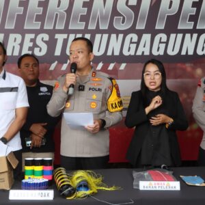 *Polres Tulungagung Berhasil Ungkap Peredaran Bahan Peledak Ilegal, 5 Tersangka dan 6 Kg Mesiu Diamankan*