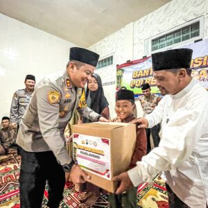*Kunjungi Ponpes Fattahul Muhibbin, Kapolres Jombang Serahkan Bansos dan Santunan Anak Yatim*