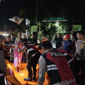 *Polres Probolinggo Bersama BPBD Evakuasi Warga dan Berbagi Makan Sahur Saat Banjir di Krejengan*