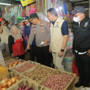 *Tim Satgas Pangan Polda Jatim Sidak Pasar Wonokromo,Temukan Kecurangan Volume Minyak Goreng*