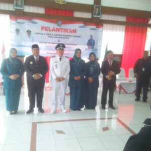 Bupati Jombang H. Warsubi SH. Msi Melantik Slamet Santoso Kades Antar Waktu Desa Mojokrapak Kecamatan Tembelang Kabupaten Jombang.