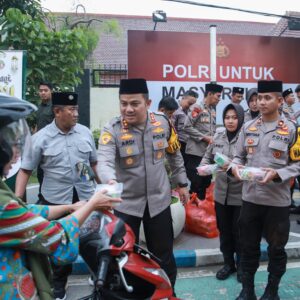 *Ramadhan Berkah, Kapolres Jombang Bagikan Takjil Kepada Pengguna Jalan*