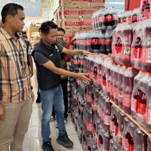 *Jelang Idul Fitri, Tim Satgas Pangan Polres Jombang Lakukan Pengecekan Bahan Pokok di Swalayan Bravo Jombang*