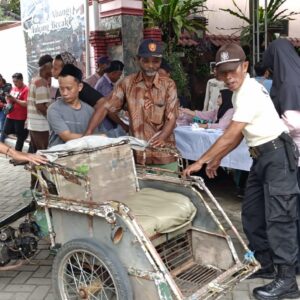 Keluarga Besar H Warsubi SH Msi dan H Agung Wicaksono Bagikan Zakat Untuk Abang Tukang Becak