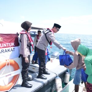 *Pimpin Patroli Laut, Kapolres Situbondo Berbagi Bansos Ramadhan untuk Nelayan*