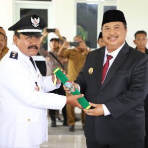 Bupati Jombang, H.Warsubi SH. M.Si melantik Nur Hadi Sebagai KDAW Desa Wangkalkepuh Kecamatan Gudo Kabupaten Jombang.