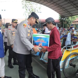 *Ramadhan Berkah Polres Kediri Bersama PWI Berbagi Ratusan Paket Sembako*