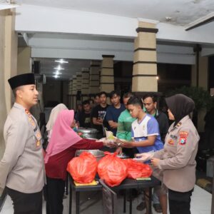*Warga Antusias Ikut Sahur Bareng Polisi yang Digelar Polres Kediri Kota*