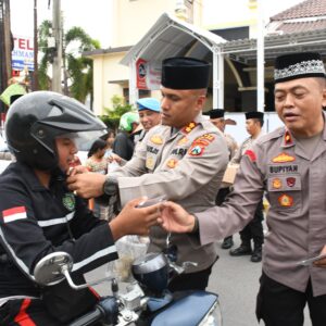 *Berbagi Takjil Jelang Buka Puasa, Polres Madiun Kota Sosialisasikan Hotline 110 untuk Mudik Lebaran*