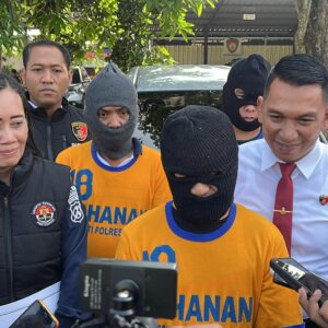 *Polres Madiun Berhasil Amankan 3 Tersangka Pencurian Mobil di Puskesmas Balerejo*   Radarposnusantara.id — Polres Jombang Polda Jatim,  Satreskrim Polres Madiun Polda Jatim berhasil  ungkap kasus dugaan tindak pidana pencurian dengan pemberatan satu unit mobil Toyota Avanza warna silver metalik tahun 2011 dengan nomor polisi AE-1308-EH .  Kasus ini bermula ketika korban, Rizal Aji Fajar (22), melaporkan kehilangan mobilnya yang terparkir di halaman Puskesmas Balerejo, Jl. Raya Madiun-Surabaya No. 82, Desa Balerejo, Kecamatan Balerejo, Kabupaten Madiun, pada Rabu (29/1/2025) sekitar pukul 04.30 WIB.  Setelah dilakukan serangkaian Penyelidikan, Satreskrim Polres Madiun Polda Jatim pada hari Jumat tanggal 21 Pebruari 2025 berhasil menangkap tiga  orang tersangka, yaitu AJ bin AP (39) warga Simokerto, Surabaya; RS alias KL bin MA (46) warga Balongbendo, Sidoarjo; dan BS bin RS (37) warga Simokerto, Surabaya.   Dari hasil pemeriksaan, diketahui bahwa masing-masing pelaku memiliki peran berbeda dalam aksi pencurian ini.   Tersangka AJ dan RS bertugas masuk ke dalam kamar pasien di Puskesmas untuk mengambil kunci mobil.   Tersangka BS bertugas mengawasi situasi di sekitar Puskesmas untuk memastikan keadaan aman sebelum eksekusi pencurian dilakukan.  Kapolres Madiun AKBP M. Zainur Rofik melalui Kasat Reskrim Polres Madiun AKP Agus Andi mengatakan bahwa para tersangka memanfaatkan kelalaian korban dan mengincar barang berharga milik keluarga pasien yang sedang beristirahat menunggu keluarganya yang sakit.  “Para tersangka mengamati kamar-kamar pasien di Puskesmas Balerejo, selanjutnya mendapati korban yang lalai meletakkan kunci mobil diatas meja, dimana saat itu korban maupun pasien sedang tidur,” kata Kasat Reskrim dalam Konferensi Pers, Kamis (20/3/2025).  Kasat Reskrim menambahkan bahwa para tersangka memanfaatkan situasi ketika pasien dan kekuarga yang menunggui sedang tidur dan pintu kamar pasien tidak terkunci.  Selanjutnya para tersangka mengambil kunci mobil dan menuju halaman parkir dan membawa kabur mobil sesuai dengan kunci yang berhasil mereka dapatkan.   “Para tersangka berencana untuk menjual mobil tersebut, beruntung bagi kami mobil tersebut belum sempat dipindahtangankan,” imbuh Kasat Reskrim.  Dari tangan tersangka, Polisi mengamankan sejumlah barang bukti, antara lain satu unit handphone merek Nokia milik RS alias KL, satu unit handphone OPPO A79 milik BS bin RS, serta satu kaos oblong warna putih milik AJ bin AP.   Saat ini, ketiga tersangka telah diamankan di Mapolres Madiun untuk menjalani proses hukum lebih lanjut. Ketiganya dikenakan Pasal 363 ayat (2) KUHP tentang pencurian dengan pemberatan.   AKP Agus Andi mengimbau masyarakat untuk lebih berhati-hati dalam menyimpan barang berharga miliknya khususnya di tempat umum.  Ia mengingatkan masyarakat untuk tidak meninggalkan kunci kendaraan di tempat terbuka atau yang mudah dijangkau.   “Kejahatan seperti ini bisa terjadi karena adanya celah kesempatan, sehingga kewaspadaan sangat diperlukan,” pungkasnya. (seco)