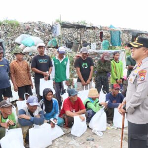 *Ramadhan Berkah, Kapolres Kediri Kota Beri Bantuan Warga di TPA Sampah Pojok*