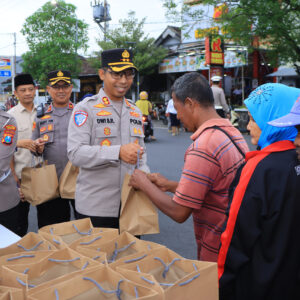 *Berbagi Takjil Polres Ngawi Sosialisasikan Hotline 110 untuk Mudik Aman*