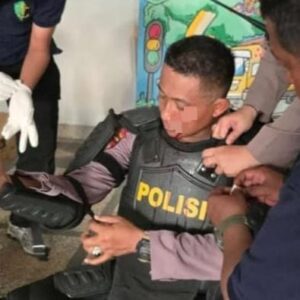 *Belasan Polisi Terluka Kena Lemparan Batu dan Petasan Saat Pengamanan Demo Tolak UU TNI di Surabaya*