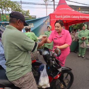 *Kompak, Bhayangkari dan Persit Bagikan Takjil kepada Masyarakat di Bojonegoro*