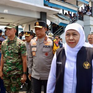 *Kapolda Jatim Bersama Pangdam V Brawijaya dan Gubernur Tinjau Arus Mudik di Pelabuhan Ketapang*