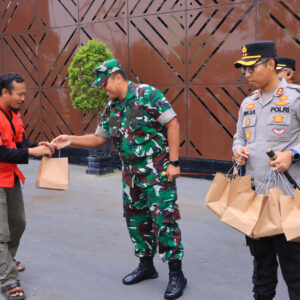 *Sinergitas Polres Ngawi Bersama Kodim 0805 Gelar Ramadhan Berkah Berbagi Takjil*