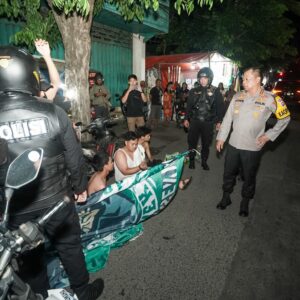 *Polrestabes Surabaya Amankan Belasan Remaja Konvoi Tutup Jalan Saat Malam Takbir*