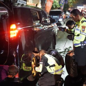 *Sigap Polantas Polres Tuban Bantu Pemudik yang Alami Pecah Ban Tuai Pujian*
