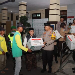 *Ketua PCNU Kota Kediri Apresiasi Kepedulian Polisi Berbagi 1000 Paket Lebaran Untuk Warga*