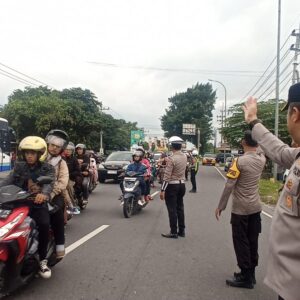 *Kapolres Jombang Turun Langsung Pantau Arus Lalin di Jalur Arteri Bandar Kedungmulyo Menuju Simpang Tiga Bangjuri*