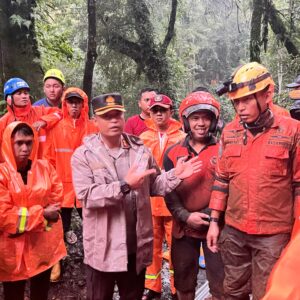 *Cuaca tidak mendukung, Polisi dan Tim Evakuasi Sempat Tunda Pencarian Korban Longsor di Pacet*