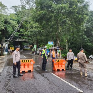 *Polres Mojokerto Tutup Jalur Pacet- Cangar Selama Proses Penanganan Longsor*