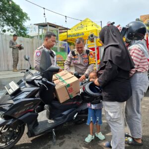 *Bantu Pemudik Kehabisan Bensin, Polisi di Kota Kediri Tuai Pujian*